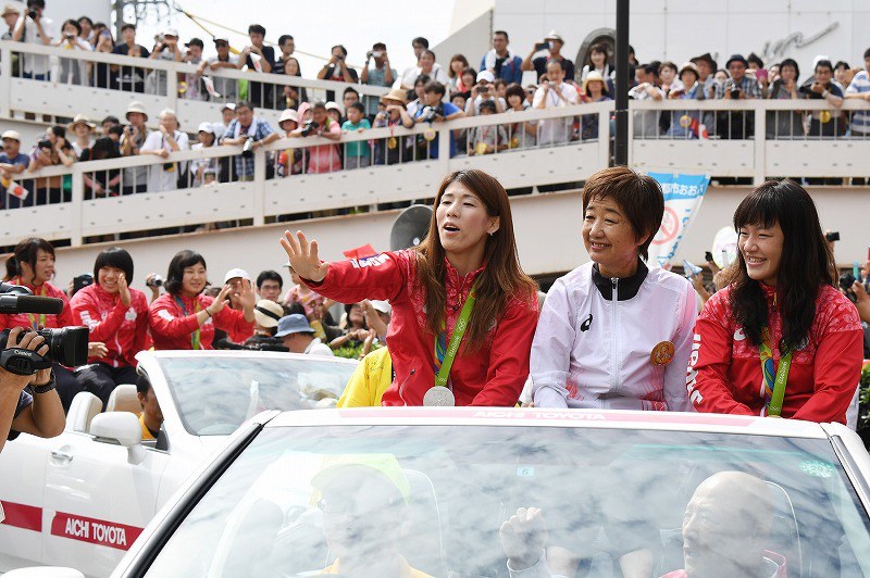 新品☆リオ五輪 レスリング女子日本代表 記念絵皿 吉田沙保里 伊調馨 五輪レスリング】吉田沙保里「一日経って今はけっこうすっきり」 伊調