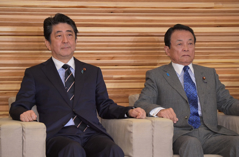 閣議に臨む安倍晋三首相(左)と麻生太郎副総理兼財務相=首相官邸で2019年1月8日午前10時4分、川田雅浩撮影