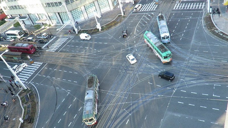 高知市中心部の交差点で路面電車3両が一斉に行き交う現象「トリプルクロス」=とさでん交通提供