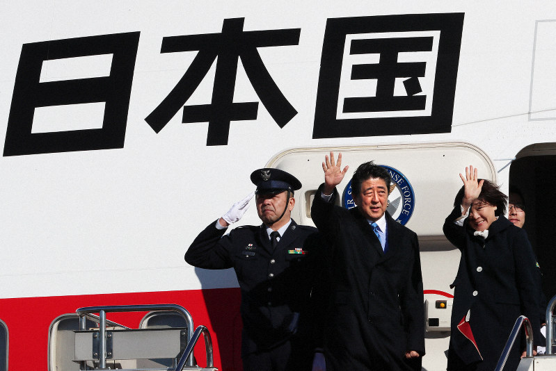 オランダと英国を訪問するため羽田空港を出発する安倍晋三首相と妻昭恵氏(右)=羽田空港で2019年1月9日午前10時23分、玉城達郎撮影