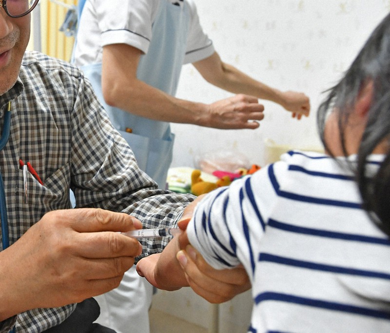 予防接種をする医師=野田武撮影
