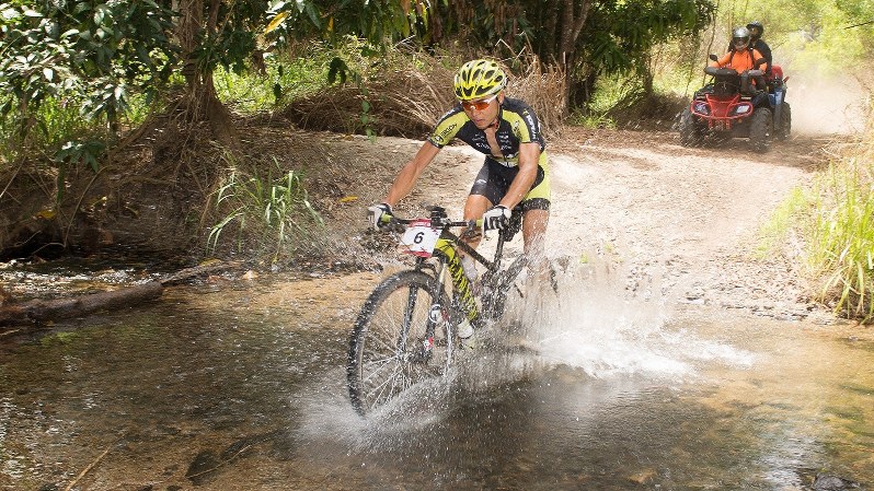2014年、豪州で行われたMTBレース「クロコダイル・トロフィー」に出場した池田祐樹さん=本人提供