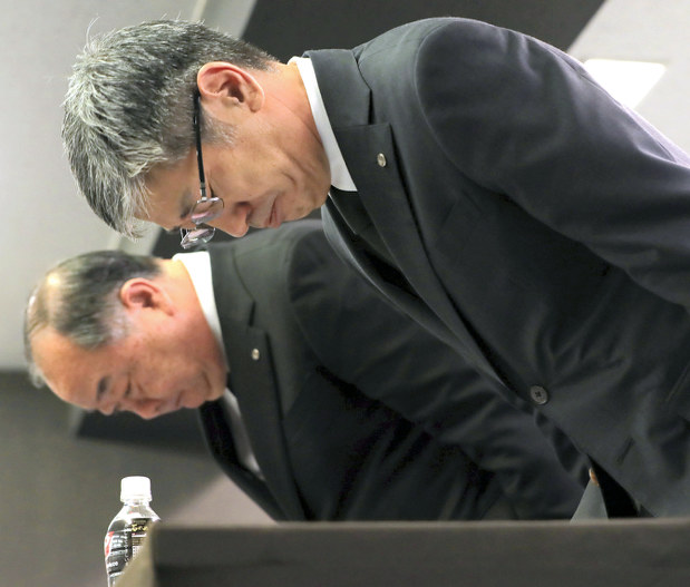 英国で副操縦士が飲酒のため乗務できなかった問題で、記者会見して陳謝する日本航空の赤坂祐二社長=東京都港区で2018年11月16日、和田大典撮影