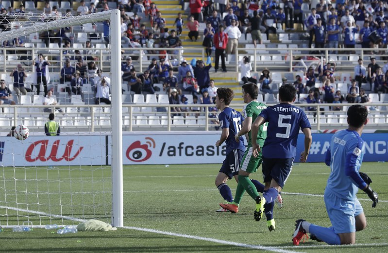 アジア杯【日本・トルクメニスタン】後半、2点目のゴールを決める日本FW大迫=UAEのアブダビで2019年1月9日、AP
