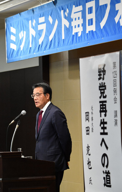 「野党再生への道」と題し講演する岡田元外相＝名古屋市中村区で2019年1月10日、大西岳彦撮影