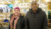 アフリカの服やクラフトを売る店が150店も並ぶ「ウォーターシェッド」でエスワティニ（旧スワジランド）の手作り品を売っていた黒人と白人のコンビ（写真は筆者撮影）