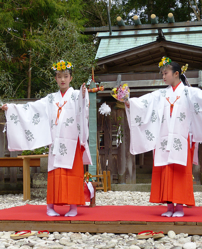 例大祭 巫女役が豊栄の舞 熊野 産田神社 三重 毎日新聞