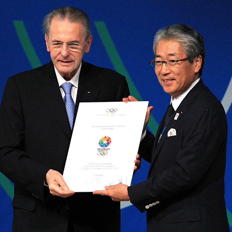 IOCのロゲ会長(左)から証書を受け取る竹田恒和東京招致委理事長(右、肩書はいずれも当時)=ブエノスアイレスで2013年、梅村直承撮影