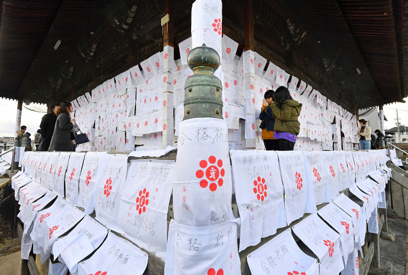 本堂の壁一面に張られた合格祈願が書かれたハンカチ=堺市西区の家原寺で、山田尚弘撮影(画像の一部を加工しています)