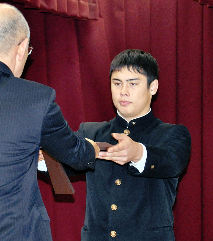 日本学生野球協会の優秀選手表彰を受けた星稜前主将の竹谷理央さん=金沢市常盤町の県青少年総合研修センターで、岩壁峻撮影