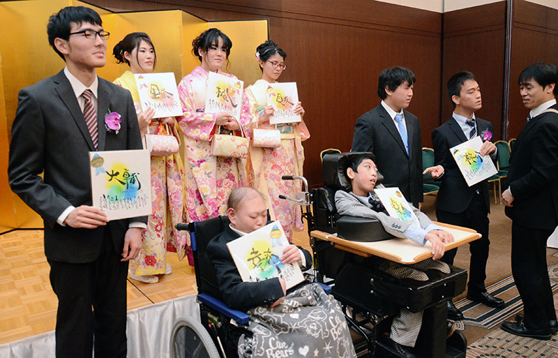 障害者の成人を励まし祝う会 大人への一歩 家族と門出祝う 富山 富山 毎日新聞