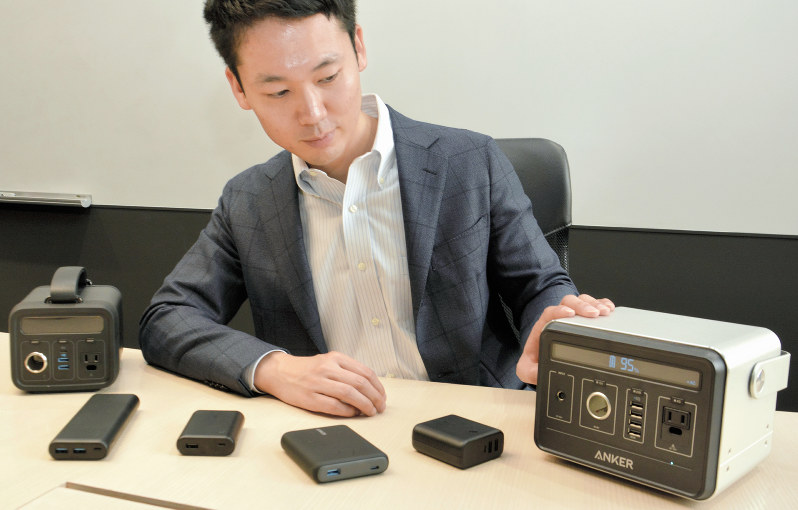 さまざまなタイプのモバイルバッテリー。両端は災害時に役立つ「ポータブル電源」=東京都中央区のアンカー・ジャパンで