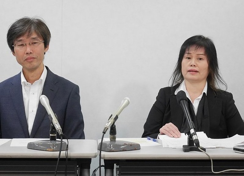 国や大阪府などを相手取った損害賠償請求訴訟の第1回口頭弁論後、記者会見する佐保輝之さん(左)とひかるさん=大阪市北区で昨年11月22日、野口由紀撮影