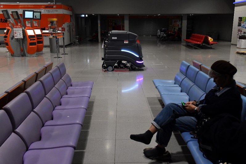 深夜の空港ターミナルビルで黙々と働く清掃ロボット=関西国際空港で、小松雄介撮影
