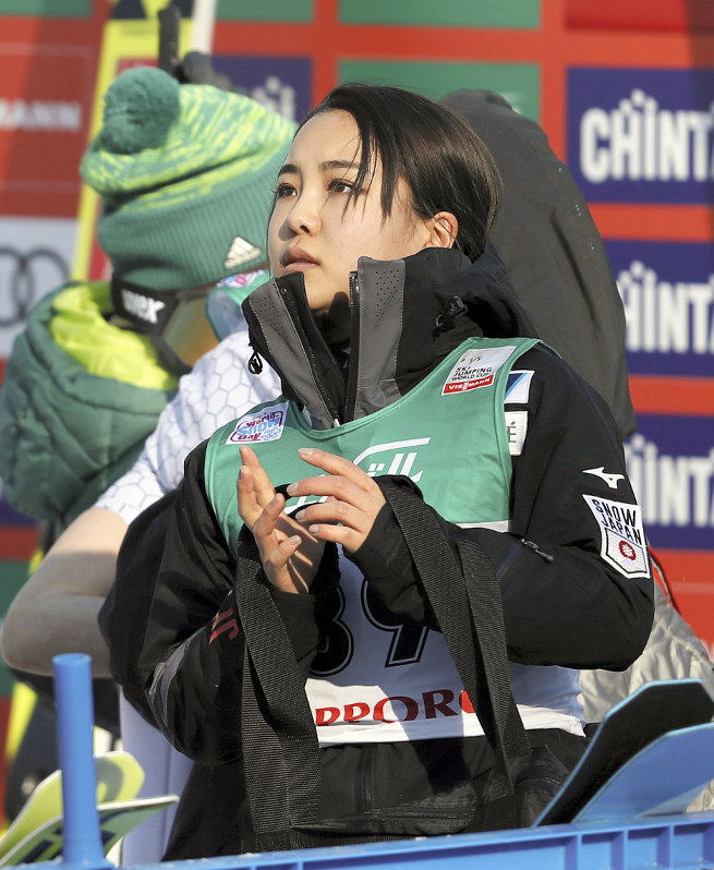 結果が確定しジャンプ台を見上げる高梨沙羅=大倉山ジャンプ競技場で2019年1月13日、貝塚太一撮影