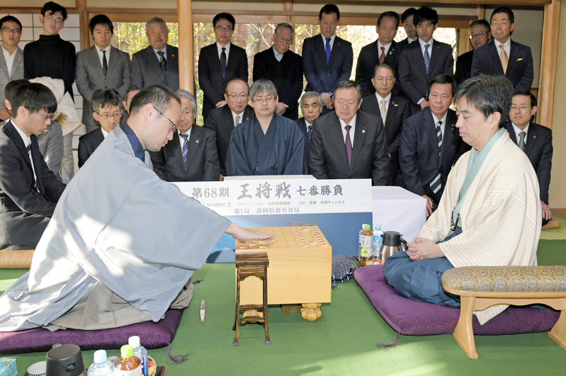 初手を指す挑戦者の渡辺明棋王(左)と久保利明王将=静岡県掛川市の掛川城二の丸茶室で2019年1月13日午前9時、小林努撮影