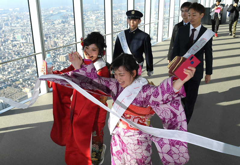 大人への階段1637段 あべのハルカスで 毎日新聞