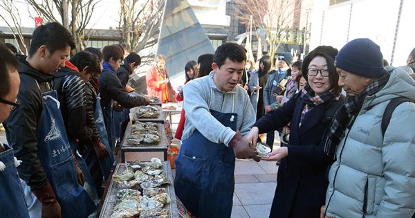 カキ 旬の特産 無料で振る舞い 穴水町観光物産協 金沢でpr 石川 毎日新聞