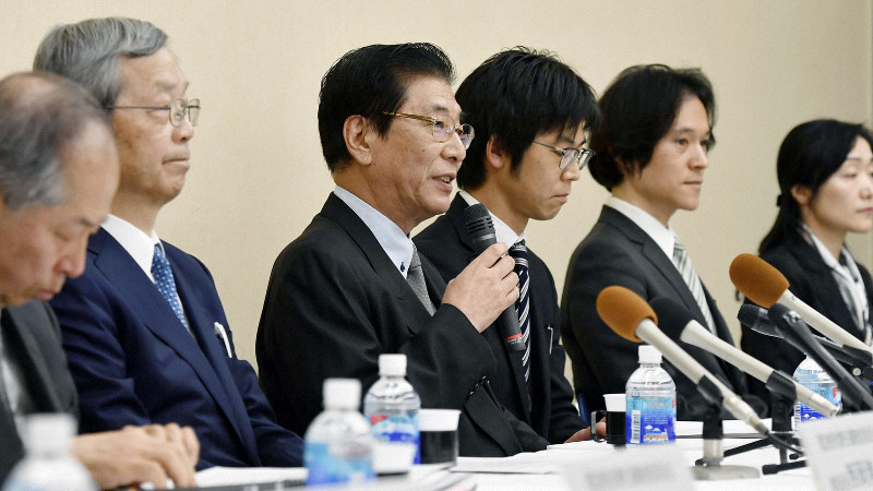 スルガ銀の不正融資に関する調査報告書について説明する取締役等責任調査委員会の委員=2018年12月27日、藤井達也撮影