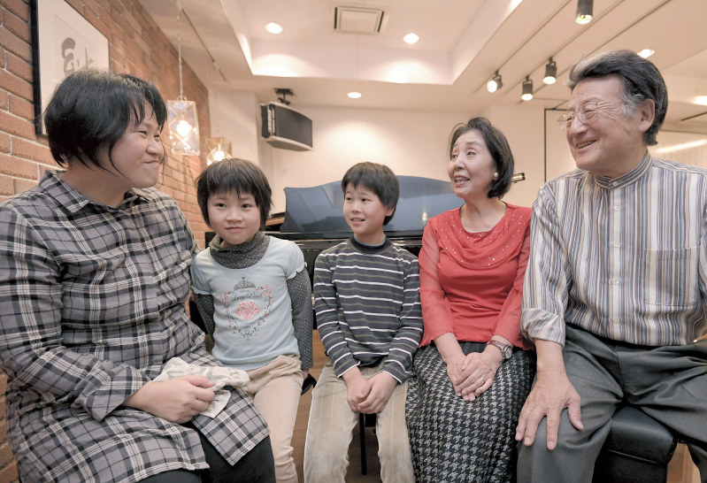 公演に向けて話し合う(左から)森松明希子さん、明愛さん、明暁さん親子と村嶋由紀子さん、檀美知生さん=兵庫県芦屋市で2018年12月、平川義之撮影