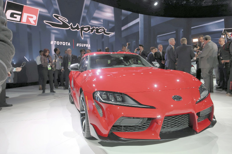 北米国際自動車ショーでトヨタ自動車が公開したスポーツカー「スープラ」の新モデル=米デトロイトで14日、中井正裕撮影
