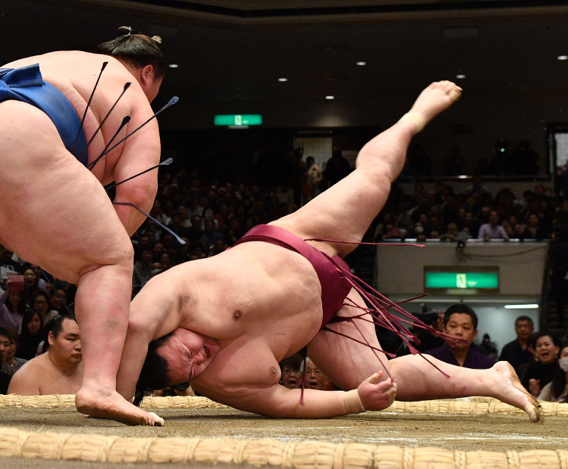 稀勢の里(右)が逸ノ城にはたき込みで敗れる=丸山博撮影