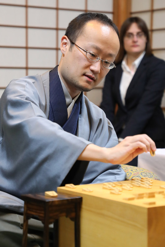 初戦に勝利し、感想戦で対局を振り返る挑戦者の渡辺明棋王=静岡県掛川市で14日