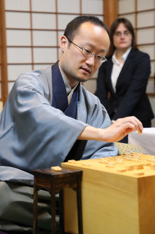 初戦に勝利し、感想戦で対局を振り返る挑戦者の渡辺明棋王=静岡県掛川市で2019年1月14日、スポニチ