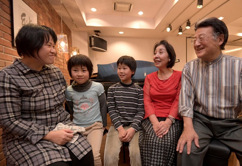 公演に向けて話し合う(左から)森松明希子さん、明愛さん、明暁さん親子と村嶋由紀子さん、檀美知生さん=兵庫県芦屋市で2018年12月23日、平川義之撮影