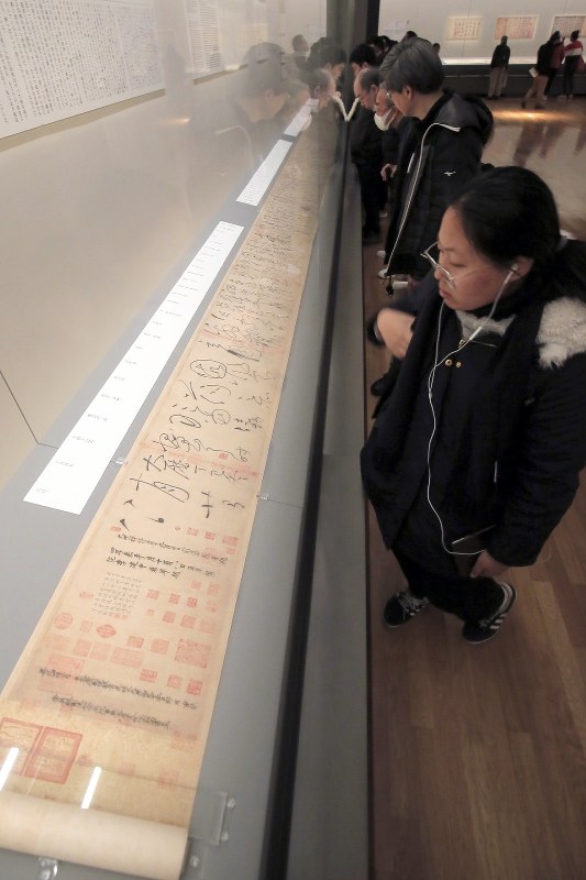 特別展「顔真卿 王羲之を超えた名筆」の会場で懐素の「自叙帖」を鑑賞する来場客=東京都台東区で2019年1月16日午前10時23分、和田大典撮影