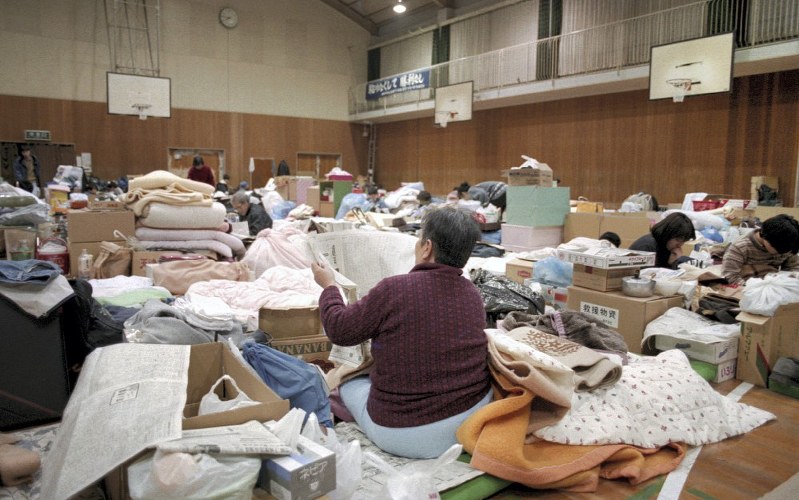 阪神大震災当時の体育館での避難所生活=神戸市兵庫区の小学校で1995年2月15日