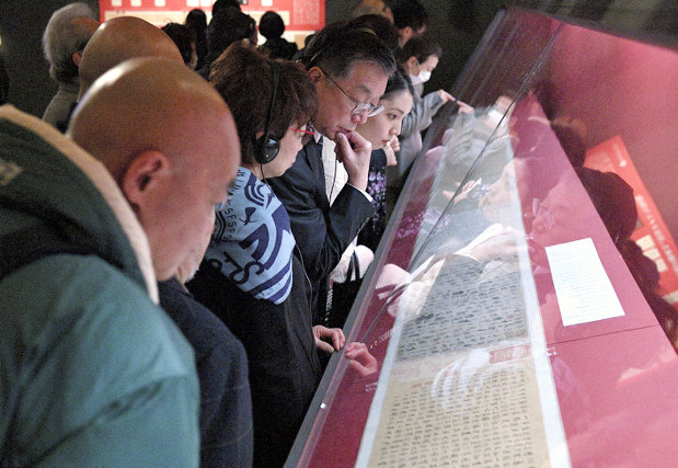 内覧会で、顔真卿の代表作「祭姪文稿」に見入る人たち=東京都台東区の東京国立博物館で2019年1月15日、丸山博撮影