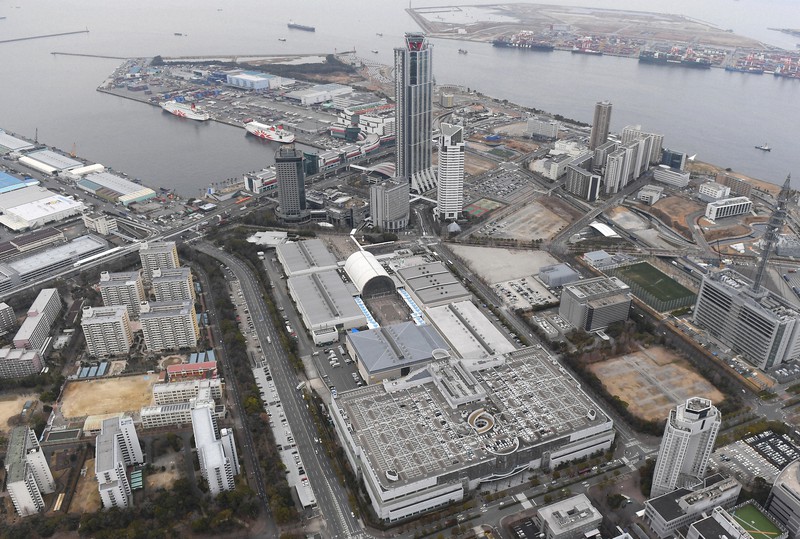 インテックス大阪(手前)=大阪市住之江区で2018年2月21日、本社ヘリから久保玲撮影