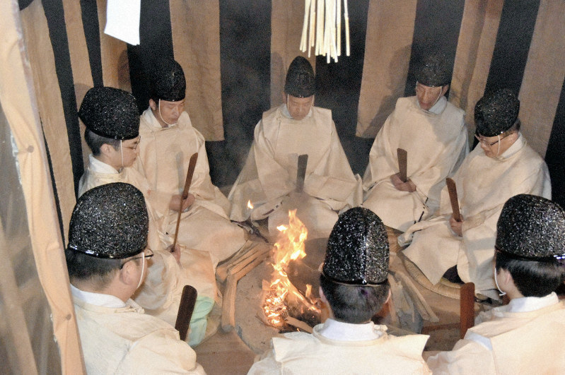 炊きあげる筒粥を見守る神職たち