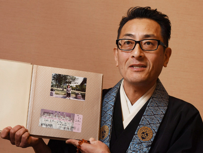母の遺品から亡き妹のアルバム 阪神大震災24年 時がたったのに 思い出は増えた 毎日新聞
