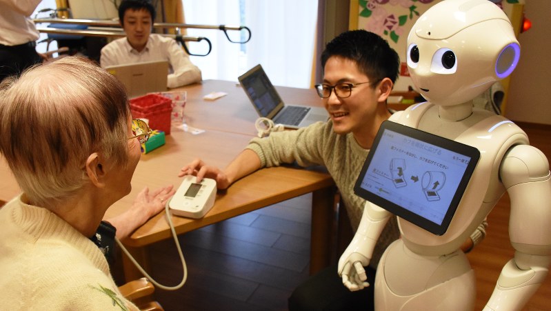 ロボットのペッパーが血圧測定をお手伝い