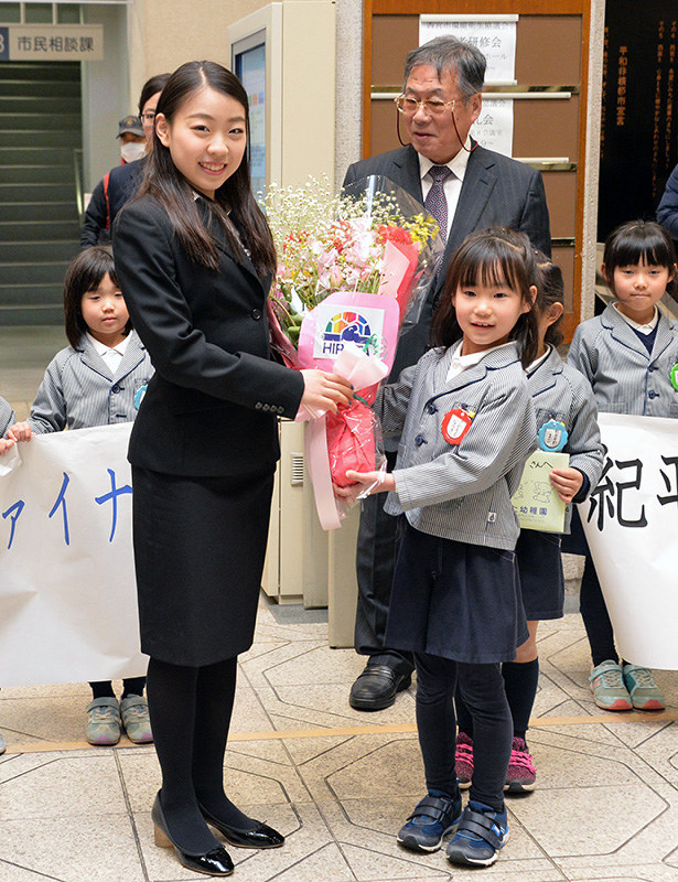 フィギュアスケート ｇｐ制覇 紀平選手に特別賞 西宮市長から表彰 兵庫 毎日新聞