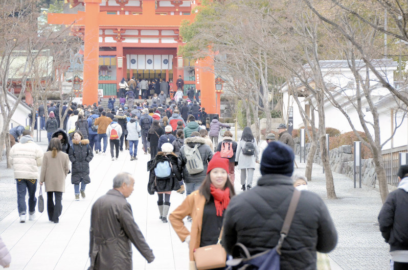 大勢の外国人旅行者らでにぎわう伏見稲荷大社=京都市伏見区で2019年1月10日、釣田祐喜撮影