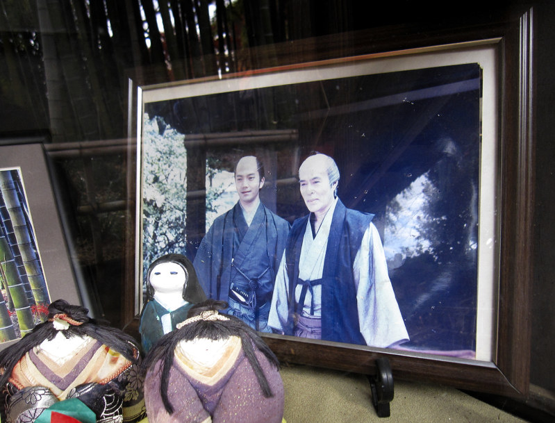 古河歴史博物館の向かいには映画「伊能忠敬 子午線の夢」の撮影にも使われた鷹見泉石記念館があり、主演の加藤剛(右)の写真が飾られていた=茨城県古河市で、広瀬登撮影