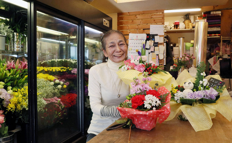 震災後に再建した生花店で笑顔を見せる森本照子さん=神戸市兵庫区で2019年1月17日午後3時6分、幾島健太郎撮影