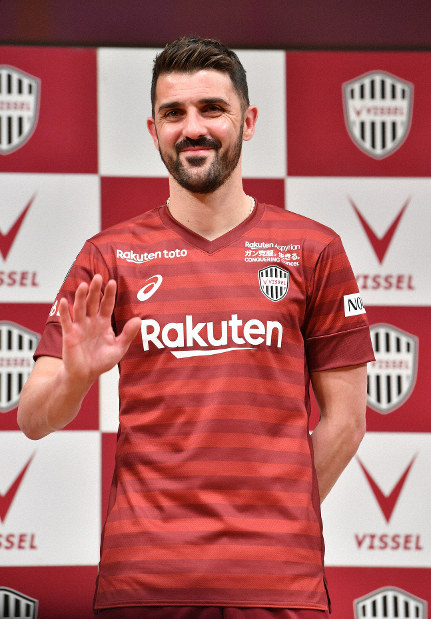 ヴィッセル神戸　ユニフォーム　ビジャ　イニエスタ　ポドルスキ ビジャ、イニエスタ、ポドルスキの頭文字並べると…存在感、待遇
