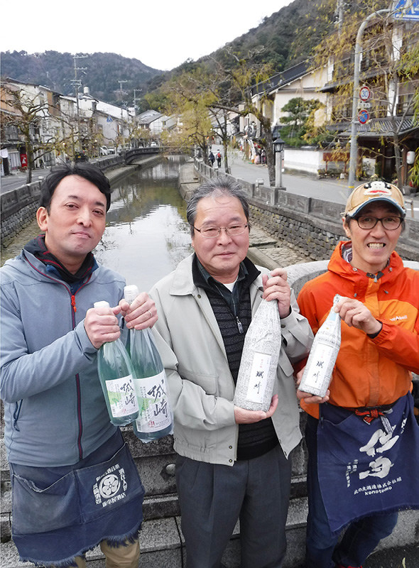 地元産の酒米でつくった日本酒をPRする酒店主ら=兵庫県豊岡市城崎町で、高田房二郎撮影