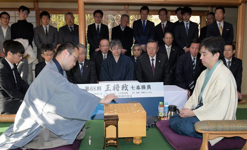 初手を指す挑戦者の渡辺明棋王(左)と久保利明王将=静岡県掛川市の掛川城二の丸茶室で13日、小林努撮影