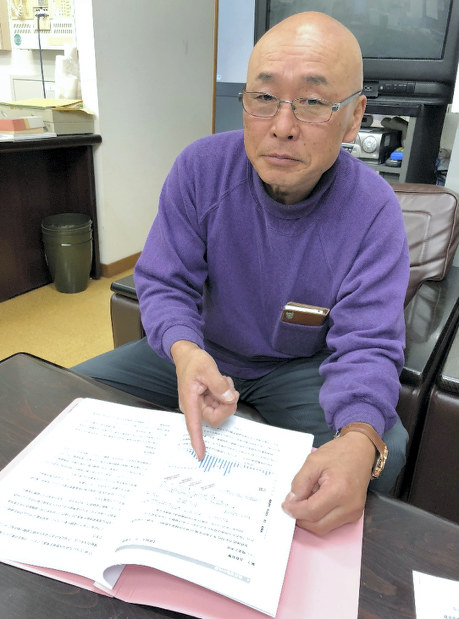 松山市五明地区の地区防災計画について説明する自主防災組織役員の吉金茂さん=松山市で2018年12月16日、久保聡撮影