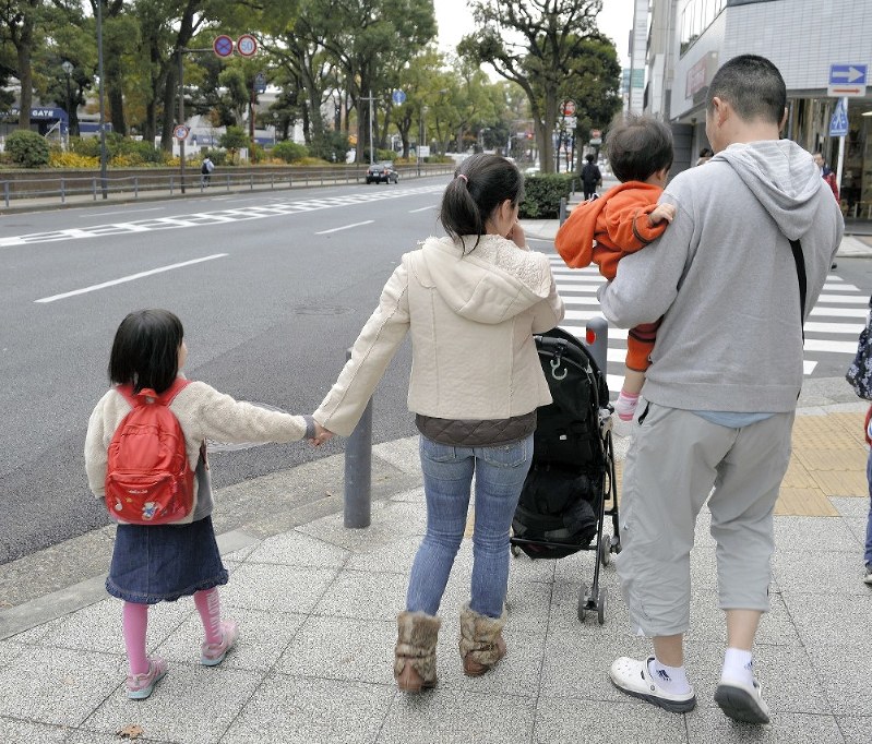 「子どものために禁煙した」と話す男性とその家族=横浜市内で、斎藤義彦撮影