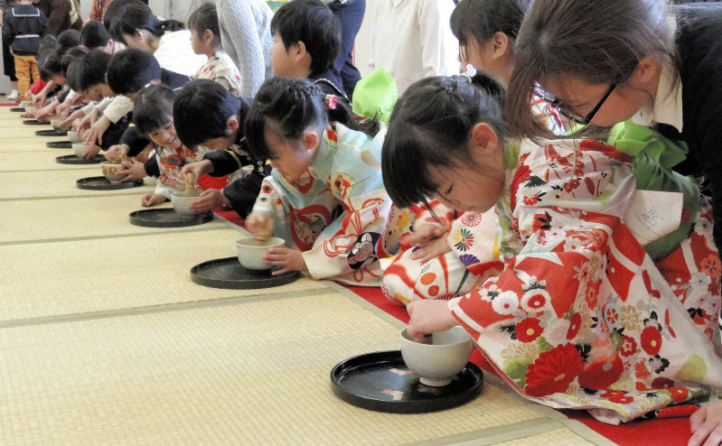 幼稚園児が初釜 結構なお点前で 岐阜 大垣 毎日新聞