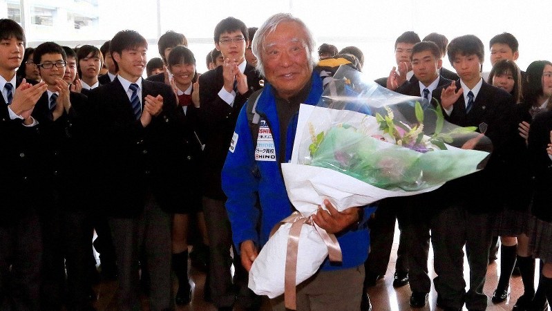 2013年に史上最高齢の80歳でエベレスト登頂に成功した三浦雄一郎さん。帰国し、自身が校長を務める高校の生徒に出迎えられ笑顔を見せる=東京・羽田空港で2013年5月29日、梅村直承撮影