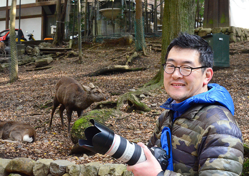 「一度の撮影で400~500枚は撮影する」と話す平井宗助さん=奈良市で2018年12月、中津成美撮影