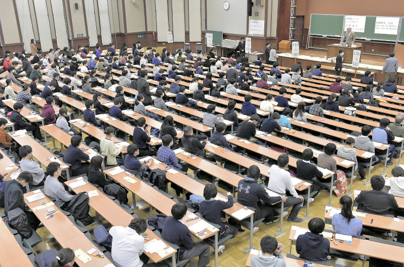 大学入試センター試験の開始を待つ受験生たち=東京都文京区の東京大学で2019年1月19日午前9時16分、竹内紀臣撮影