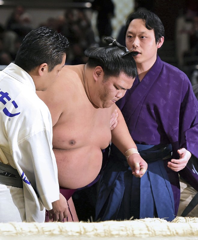 大相撲初場所 前に出て 阿武咲 毎日新聞 大相撲初場所 前に出て 阿武咲 毎日新聞
